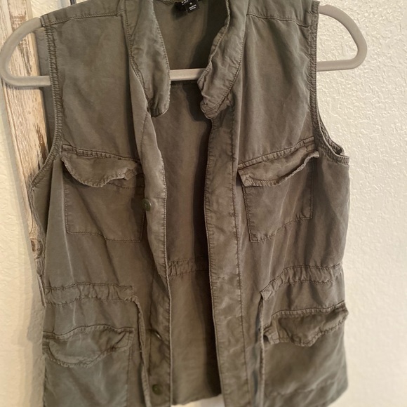 Olive green vest size small - Picture 5 of 9